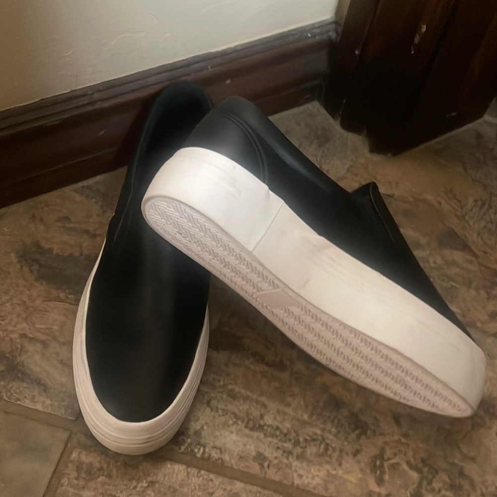 Platform black comfort with every step size 9 women’s. Brand New never worn.